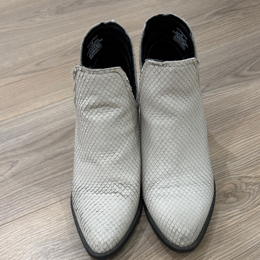 Steve Madden Cream Textured Ankle Boots